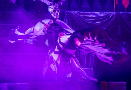 Zbliżenie na postać Śmierci, która trzyma w rękach kosę