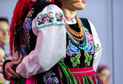 Zbliżenie na solistki chóru w kostiumach łowickich