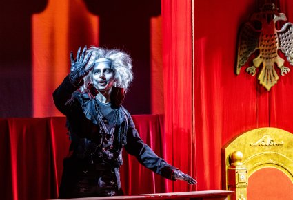 Zbliżenie na postać Szatana