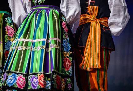 Zbliżenie na detale kostiumu łowickiego - damskiego i męskiego