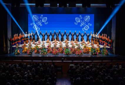 Na scenie Artyści w kostiumach ludowych podczas finału