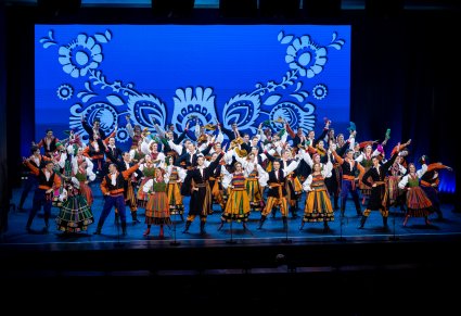 Artyści w kostiumach ludowych podczas wykonywania choreografii tanecznej