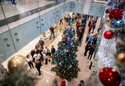 Widok na choinkę z góry, na dolnym foyer widać część gości z publiczności