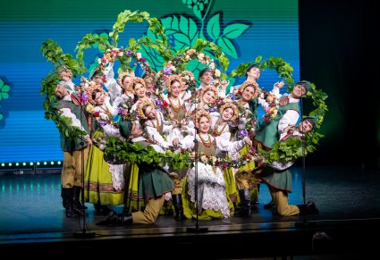 Artyści w kostiumach lubuskich podczas wykonywania imponującej figury na scenie