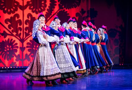 Artyści w kostiumach wilanowskich podczas wykonywania choreografii tanecznej na scenie