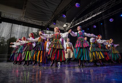 Artyści w kostiumach opoczyńskich na scenie w choreografii tanecznej