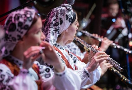 Zbliżenie na Muzyczki- flecistki w kostiumach opoczyńskich