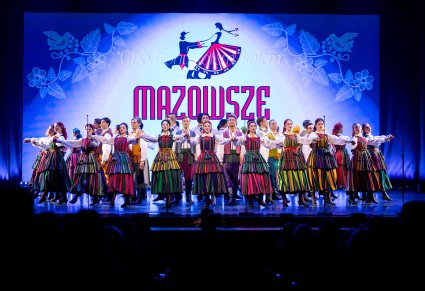 Część zespołu w kostiumach opoczyńskich w trakcie wykonywania choreografii tanecznej