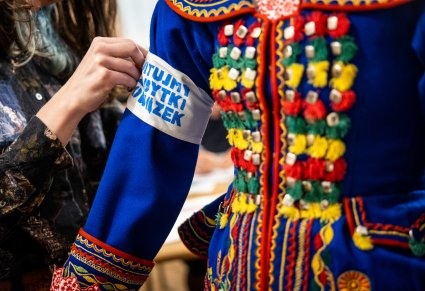 Zbliżenie na zakładanie opaski RATUJMY ZABYTKI POWĄZEK