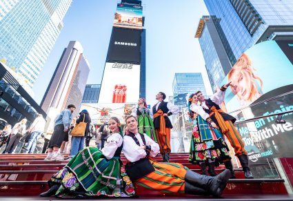Grupa Artystów w kostiumach łowickich na słynnych schodach na Time Square