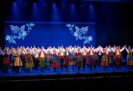 Na scenie Artyści w kostiumach opoczyńskich w trakcie wykonywania choreografii tanecznej