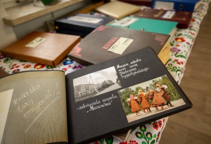 Albumy z poprzednich lat na obchodach 60lecia szkoły