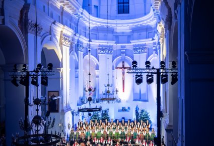 Widok na przestrzeń kościoła w Zamościu z liczną publicznością a przed ołtarzem Orkiestra w kostiumach wilanowskich wraz z Artystami Chóru w kostiumach łowickich