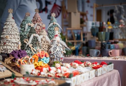 Zbliżenie na jarmarkowe stoisko z ozdobami świątecznymi