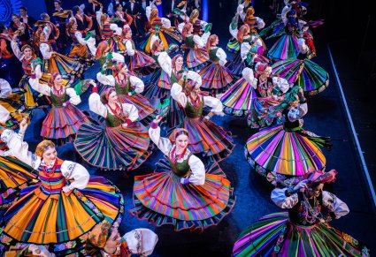 Artyści w finałowym układzie na scenie