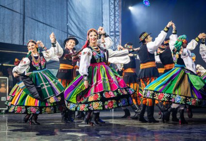 Balet w kostiumach łowickich podczas tańca na scenie