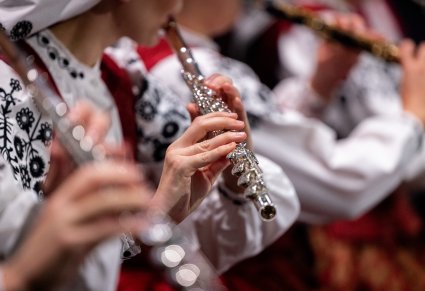 Zbliżenie na detale instrumentów i kostiumu wilanowskiego