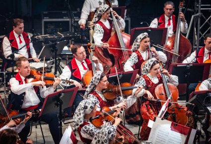 Widok na część orkiestry w kostiumach wilanowskich