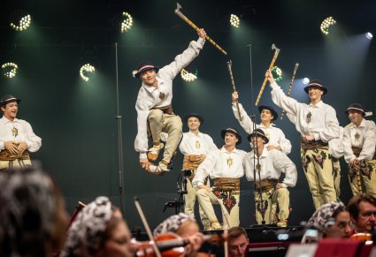 Na scenie Artyści w kostiumach podhalańskich w trakcie wykonywania imponującej choreografii tanecznej