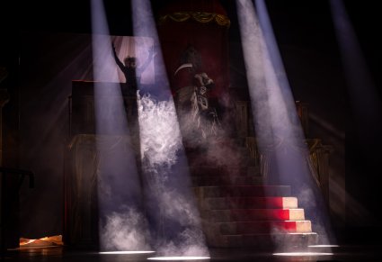 Postać Szatana i postać Śmierci w trakcie wspólnej sceny po zabiciu Heroda