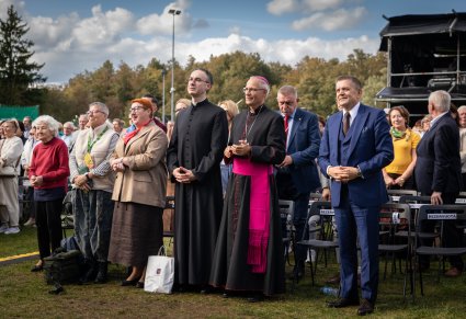 Zbliżenie na honorowych gości z Publiczności