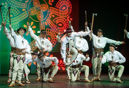 Tancerze w kostiumach podhalańskich w figurach tanecznych