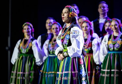 Solista i Artyści Chóru w kostiumach łowickich