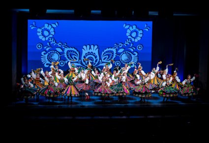 Artyści w kostiumach ludowych podczas wykonywania finałowej choreografii na scenie