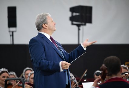 Zbliżenie na dyrygującego Dyrektora zespołu