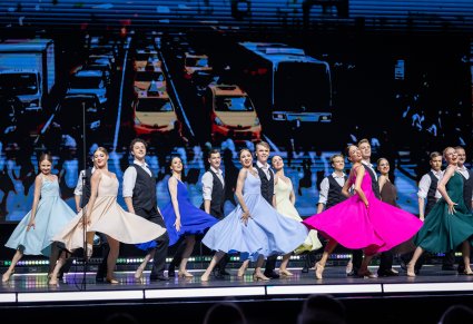 Artyści Baletu we współczesnych kostiumach podczas wykonywania choreografii tanecznej do utworu Medley