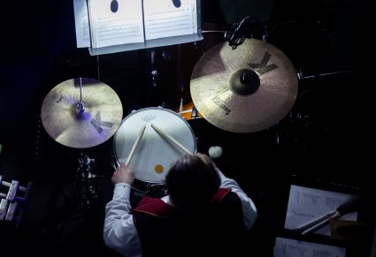 Zbliżenie na Artystę Orkiestry grającego na instrumencie