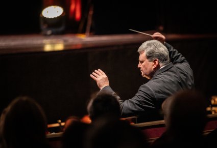 Zbliżenie na Dyrektora, w trakcie dyrygowania koncertu