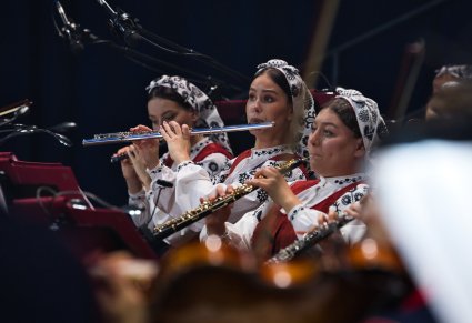 Zbliżenie na trzy Artystki orkiestry w kostiumach wilanowskich