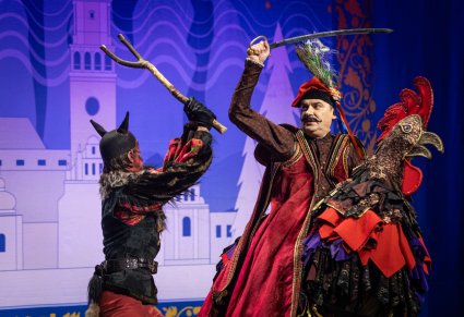 Postać Twardowskiego z postacią diabła ludowego we wspólnej scenie