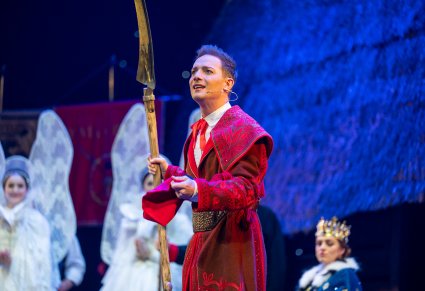 Zbliżenie na postać Kosyniera