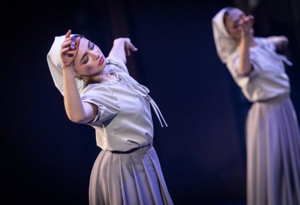 Zbliżenie na Artystki Baletu w kostiumach współczesnych w trakcie wykonywania choreografii tanecznej