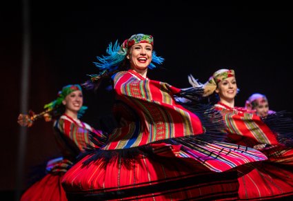 Artystki w czasie wykonywania choreografii tanecznej w kostiumach sieradzkich