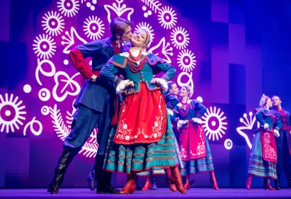 Zbliżenie na parę taneczną w kostiumach kujawskich na scenie