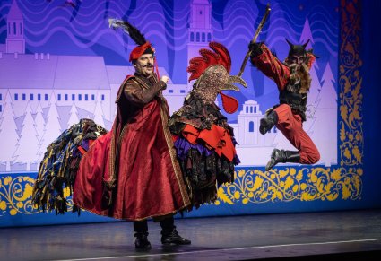 Postać Twardowskiego z postacią diabła ludowego we wspólnej scenie