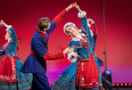 Zbliżenie na parę Artystów w kostiumach kujawskich w trakcie wykonywania choreografii tanecznej