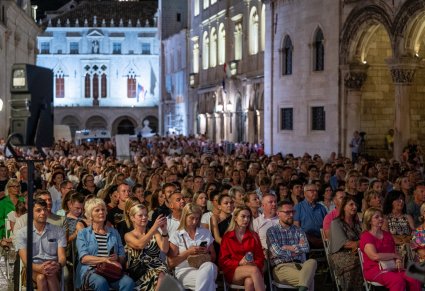 Widok na publiczność a w tle budynki