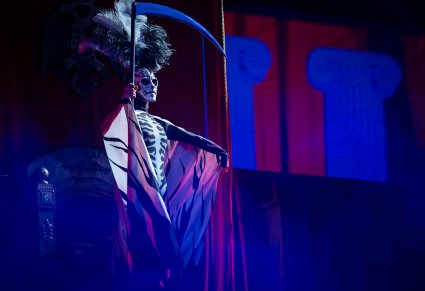 Zbliżenie na postać Śmierci z kosą