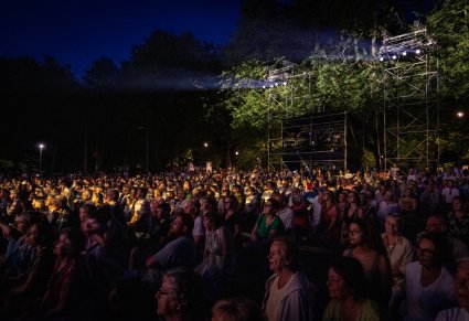 Widok na publiczność sobotniego, plenerowego koncertu zespołu "Mazowsze"