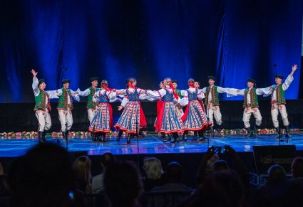 Artyści w choreografii na scenie w kostiumach spiskich