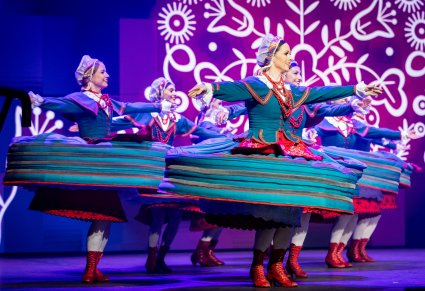 Tancerki w kostiumach kujawskich na scenie podczas obrotów