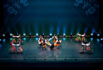 Artyści w kostiumach łowickich podczas wykonywania choreografii tanecznej