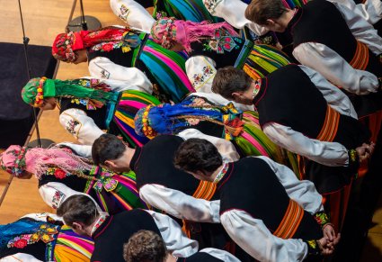 Widok na Artystów Chóru w kostiumach łowickich podczas ukłonu