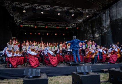 Na pierwszym planie Dyrektor Jacek Boniecki z orkiestrą i chórem na scenie