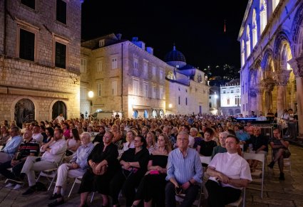 Widok na publiczność na placu między budynkami