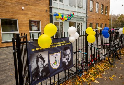 Wejście do szkoły przystrojone na obchody 60lecia